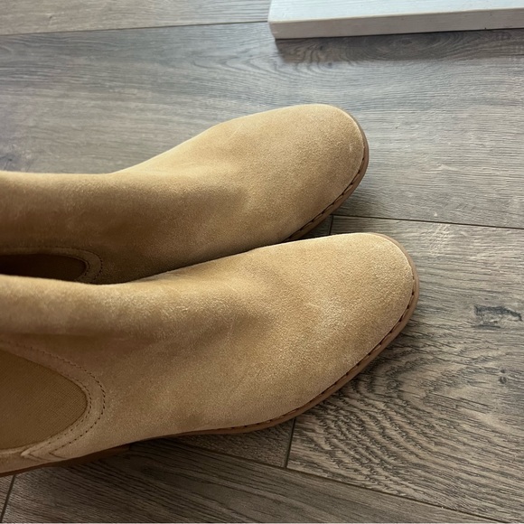 Vince. Henderson Suede Lug Sole Chelsea Boots NWOT - Picture 3 of 8